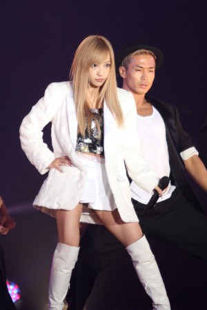 板野友美、ライブの様子＜GirlsAward 2013秋冬＞