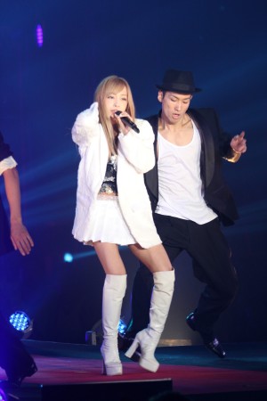 板野友美、ライブの様子＜GirlsAward 2013秋冬＞