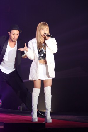 板野友美、ライブの様子＜GirlsAward 2013秋冬＞