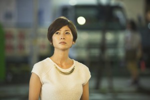 主人公の妻を装う女・美由紀役は真木よう子