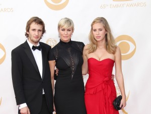 父ショーン・ペンが娘ディランとロバート・パティンソンとの交際をストップ!?　（母で女優のロビン・ライトと弟のホッパーと一緒のディラン：右）