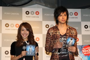 『フリア　よみがえり少女』ブルーレイ＆DVD応援団就任記者発表に登場した元AKB48の川崎希、夫のアレクサンダー