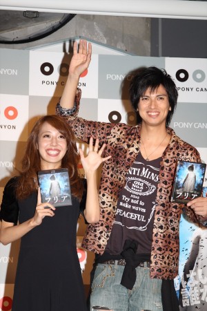 『フリア　よみがえり少女』ブルーレイ＆DVD応援団就任記者発表に登場した元AKB48の川崎希、夫のアレクサンダー