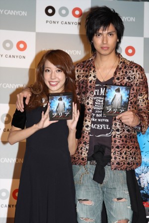 『フリア　よみがえり少女』ブルーレイ＆DVD応援団就任記者発表に登場した元AKB48の川崎希、夫のアレクサンダー