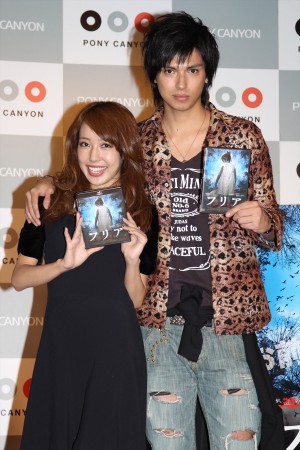 『フリア　よみがえり少女』ブルーレイ＆DVD応援団就任記者発表に登場した元AKB48の川崎希、夫のアレクサンダー