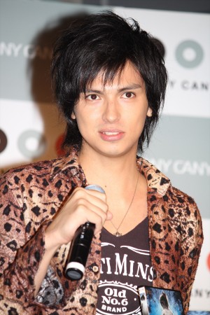 『フリア　よみがえり少女』ブルーレイ＆DVD応援団就任記者発表に登場した元AKB48川崎希の夫アレクサンダー