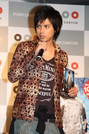 『フリア　よみがえり少女』ブルーレイ＆DVD応援団就任記者発表に登場した元AKB48川崎希の夫アレクサンダー