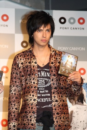 『フリア　よみがえり少女』ブルーレイ＆DVD応援団就任記者発表に登場した元AKB48川崎希の夫アレクサンダー