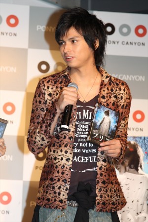 『フリア　よみがえり少女』ブルーレイ＆DVD応援団就任記者発表に登場した元AKB48川崎希の夫アレクサンダー