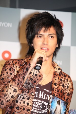 『フリア　よみがえり少女』ブルーレイ＆DVD応援団就任記者発表に登場した元AKB48川崎希の夫アレクサンダー