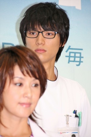 藤原紀香、福士蒼汰、『海の上の診療所』制作発表会見にて