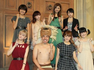 『もっとずっと一緒に居たかった／ROCK エロティック』発売記念イベントを行ったBerryz工房と応援に駆け付けた大西ライオン