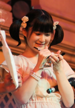 新曲『もっとずっと一緒に居たかった／ROCK エロティック』発売記念イベントを行ったBerryz工房・嗣永桃子