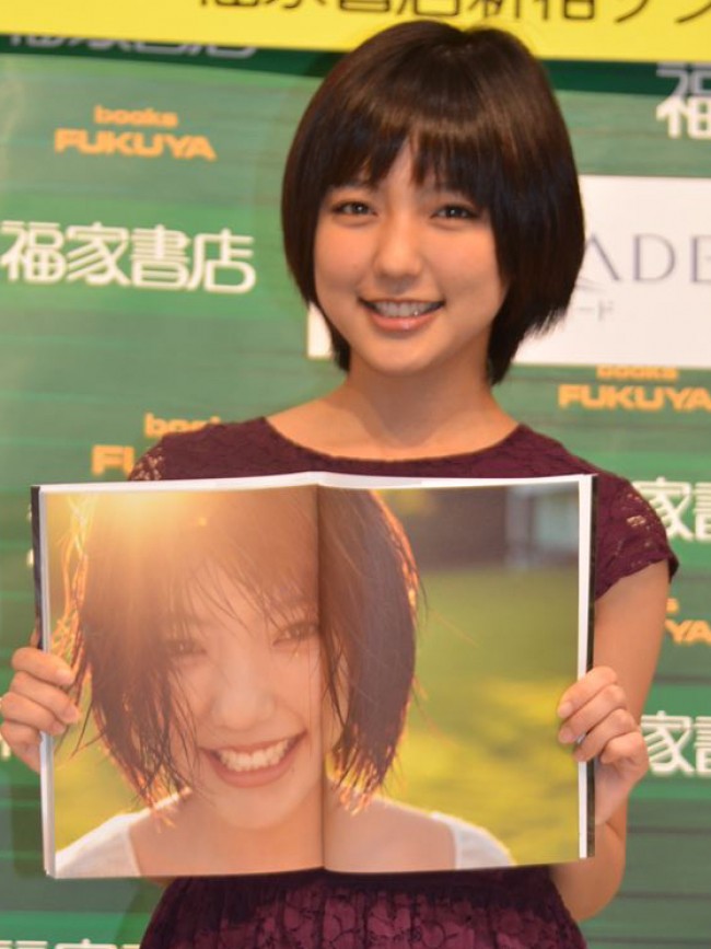 約1年半ぶりに写真集を発売した真野恵里菜