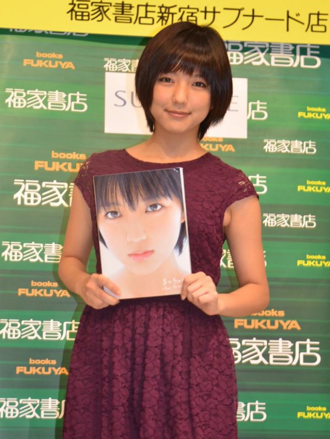 約1年半ぶりに写真集を発売した真野恵里菜