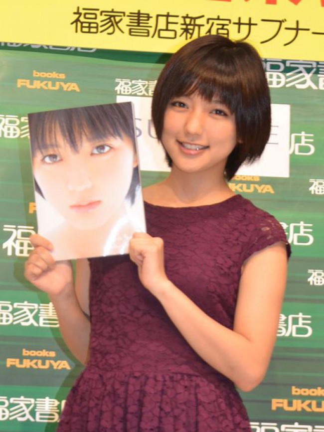 約1年半ぶりに写真集を発売した真野恵里菜