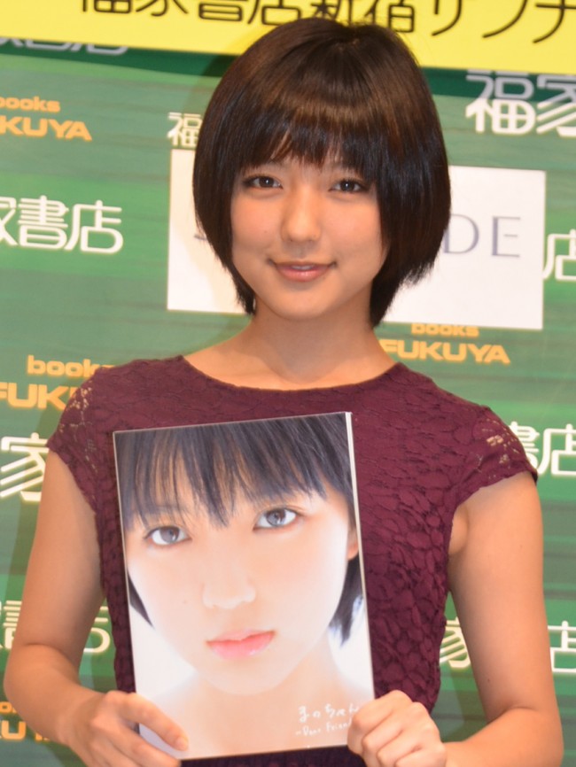 約1年半ぶりに写真集を発売した真野恵里菜