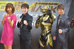 （左から）夏菜、ウエンツ瑛士、タイガーマスク、哀川翔、『タイガーマスク』スペシャルプレミア試写会にて