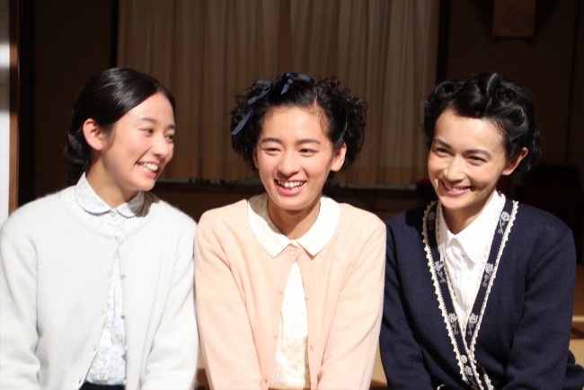 長谷川町子3姉妹を演じる女優3人。左から木村文乃、尾野真千子、長谷川京子