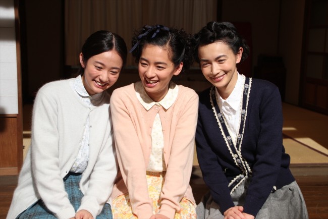 長谷川町子3姉妹を演じる女優3人。左から木村文乃、尾野真千子、長谷川京子
