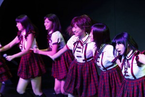 宮澤佐江と鈴木まりやがステージデビューを飾ったSNH48公演の模様