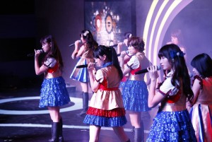 宮澤佐江と鈴木まりやがステージデビューを飾ったSNH48公演の模様