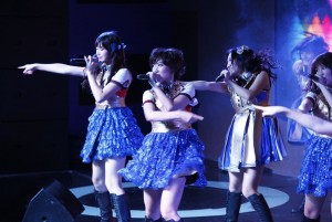 宮澤佐江と鈴木まりやがステージデビューを飾ったSNH48公演の模様