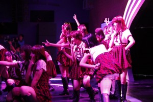 宮澤佐江と鈴木まりやがステージデビューを飾ったSNH48公演の模様