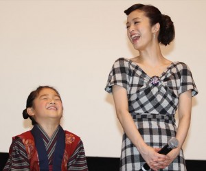 映画『おしん』初日舞台挨拶の模様　 （濱田ここねと上戸彩）