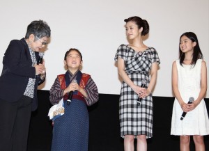 映画『おしん』初日舞台挨拶の模様（左から泉ピン子、濱田ここね、上戸彩、井頭愛海）