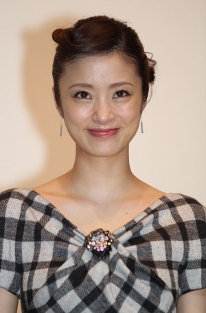 映画『おしん』初日舞台挨拶で大ヒット祈願をした上戸彩