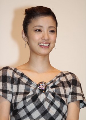 映画『おしん』初日舞台挨拶で大ヒット祈願をした上戸彩