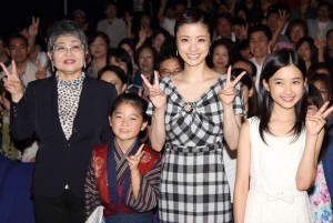 映画『おしん』初日舞台挨拶の模様（左から泉ピン子、濱田ここね、上戸彩、井頭愛海）