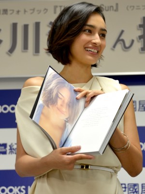 長谷川潤、自身初のフォトブック『Thankyou Sun』発売イベントにて