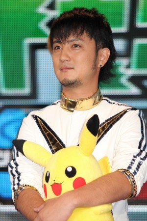 オープニングテーマを担当する遊助（上地雄輔）