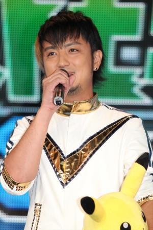 オープニングテーマを担当する遊助（上地雄輔）