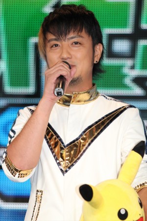 オープニングテーマを担当する遊助（上地雄輔）