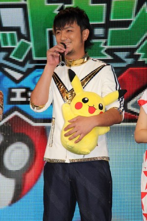 オープニングテーマを担当する遊助（上地雄輔）