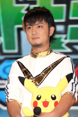 オープニングテーマを担当する遊助（上地雄輔）