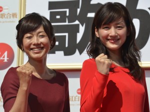 「第64回NHK紅白歌合戦」紅組司会に決まった綾瀬はるか（右）と総合司会の有働由美子アナ（左）