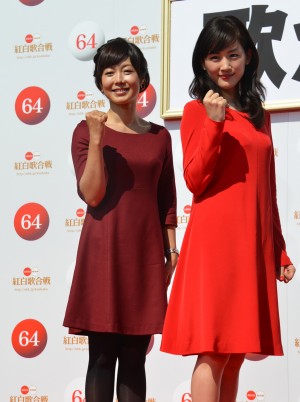 「第64回NHK紅白歌合戦」紅組司会に決まった綾瀬はるか（右）と総合司会の有働由美子アナ（左）