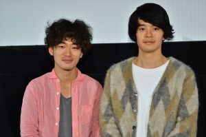 東京国際映画祭『自分の事ばかりで情けなくなるよ』の舞台挨拶に出席した池松壮亮（右）と松居大悟監督（左）
