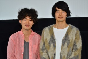 東京国際映画祭『自分の事ばかりで情けなくなるよ』の舞台挨拶に出席した池松壮亮（右）と松居大悟監督（左）