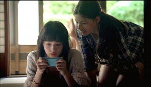 E‐girls石井杏奈と小松菜奈がに急接近！？（「dビデオ powered by BeeTV」新CM『家篇』より）