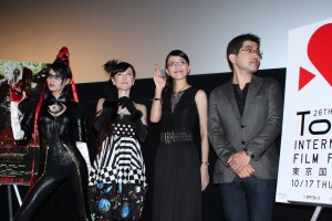 映画『ベヨネッタ ブラッディフェイト』舞台挨拶にて （左から橋本真帆、園崎未恵、田中敦子、木崎文智監督）