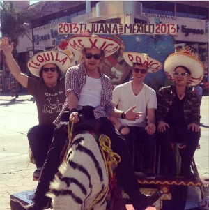 メキシコでシマウマまがいのロバに乗ってハイ、ポーズ　（※ハー・マー・スーパースターのインすタグラムより）