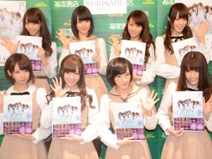 ファースト写真集「乃木坂派」発売記念イベントを開催した乃木坂46（前列左から橋本奈々未、白石麻衣、生駒里奈、松村沙友理、後列左から西野七瀬、生田絵梨花、、桜井玲香、高山一実）