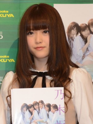 ファースト写真集「乃木坂派」発売記念イベントに出席した乃木坂46・