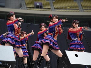 恒例の「AKB48 リクエストアワー セットリストベスト 200 2014」開催を発表したAKB48（愛知・ナゴヤドーム全国握手会イベントにて）