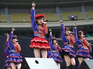 恒例の「AKB48 リクエストアワー セットリストベスト 200 2014」開催を発表したAKB48（愛知・ナゴヤドーム全国握手会イベントにて）